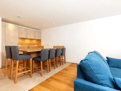 Großer Esstisch und moderne Küche