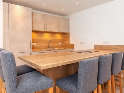 Großer Esstisch mit integriertem Induktionsherd