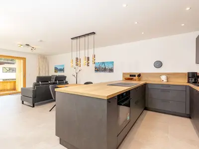 Wohnbereich und moderne Küche