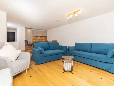 Komfortabler, heller Sitzbereich