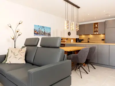 Couch und Esstisch dahinter