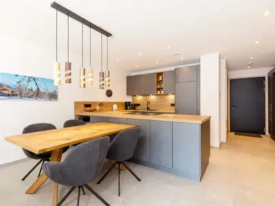 Moderne Küche mit Esstisch