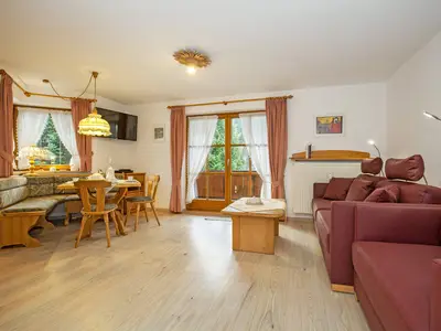 Wohnzimmer mit Balkon