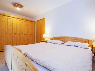 Schlafzimmer mit großem Wandschrank