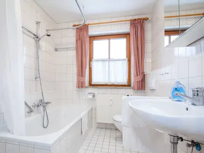 Bad mit Badewanne, Dusche, WC