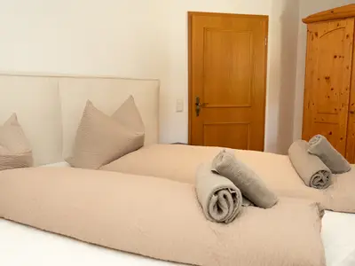 Schlafzimmer mit Boxspringbett