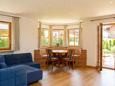 Wohnzimmer mit Terassenblick