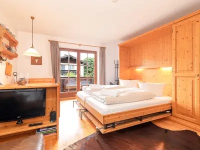 Schrankbett mit großem Wandschrank