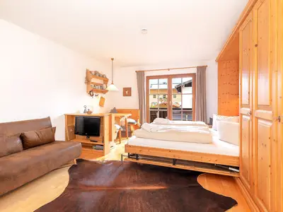 Wohnbereich mit Bett, neuem Sofa (2025) und Essbereich