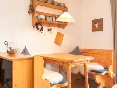 Esstisch mit zwei Sitzbänken