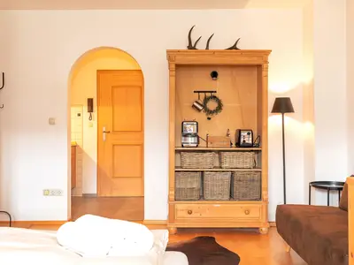 Wohnraum mit Blick zum Eingangsbereich / Küche