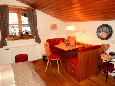 Apartment "Zwerchenberg": kuscheliger Wohn-/Schlafraum mit gemütlicher Essecke mit Sofafunktion...