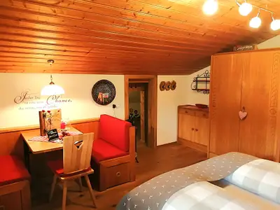 Apartment "Zwerchenberg": kuscheliger Wohn-/Schlafraum mit Blick zum separaten Koffer-Abstellraum...