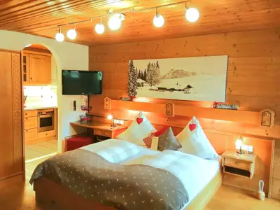 Apartment "Zwerchenberg": kuscheliger Wohn-/Schlafraum mit Blick in die Küche...