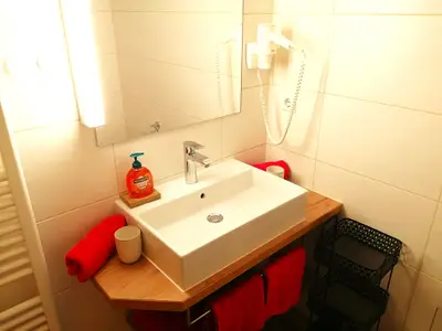 Apartment "Zwerchenberg": modernes Bad mit kuscheligen Hand-/Duschtüchern, Handtuchheizung und Föhn...