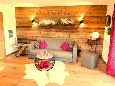 Ferienwohnung "Geigelstein": romantischer Wohnraum mit kuscheligen Sofa...