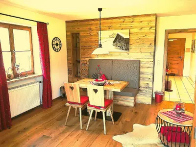 Ferienwohnung "Geigelstein": romantischer Wohnraum mit schicker Essecke...