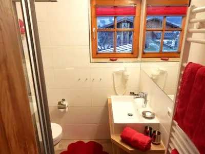Ferienwohnung "Geigelstein": modernes Bad mit kuscheligen Hand-/Duschtüchern, Handtuchheizung und Föhn...