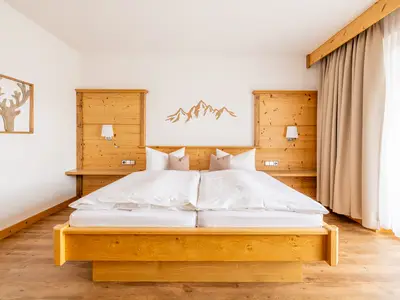 Zahmer Kaiser - großes, sonniges Masterschlafzimmer mit Betten in Komforthöhe, Balkon, Flachbildschirm-TV und Bad en suite