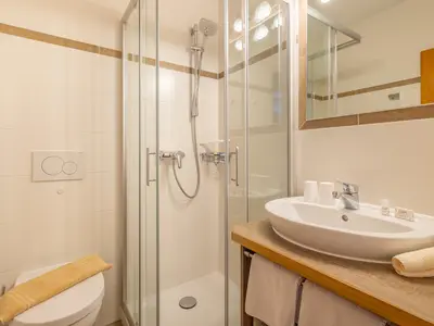 Zahmer Kaiser - Bad ensuite zum Masterschlafzimmer mit Flacheinstieg-Dusche