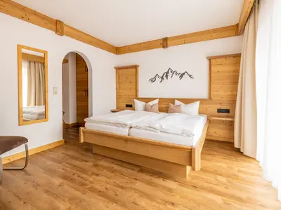 Hausberg Masterschlafzimmer mit Bad en suite