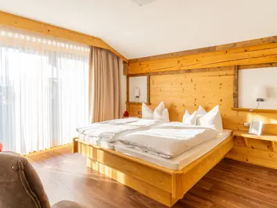 Wilder Kaiser - Schlafzimmer mit Komfortbetten, Kofferabstellraum, Südwestbalkon, Flachbild-TV und Bad en suite