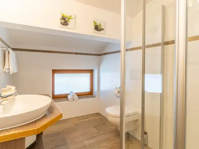 Wilder Kaiser - modernes Bad mit Flacheinstieg-Dusche