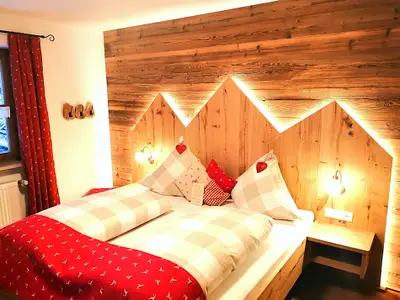 Ferienwohnung "Klausenberg": stilvoller Schlafraum 1 mit komfortablen Doppelbett...