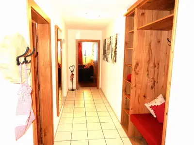 Ferienwohnung "Klausenberg": Eingangsbereich mit einladender Garderobe......