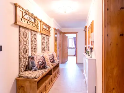 Flur mit edel bestickter Garderobe