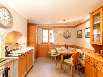 Gemütliche Küche mit Esstisch