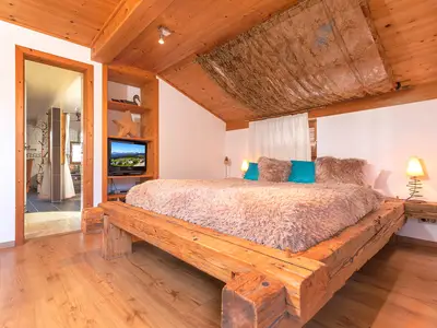 Das Schlafzimmer mit eigenem Zugang zum Bad