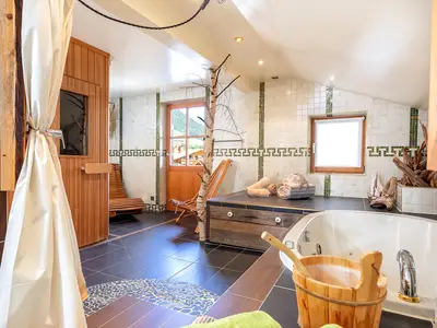 Riesiges Badezimmer mit Sauna, Badewanne, Dusche und WC