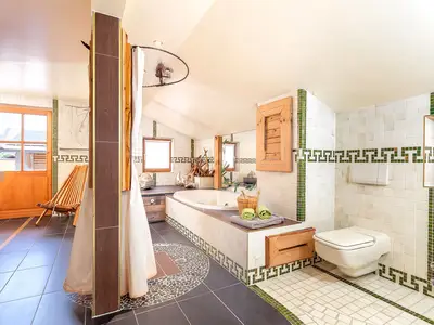 Riesiges Badezimmer mit Sauna, Badewanne, Dusche und WC