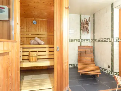 Riesiges Badezimmer mit Sauna, Badewanne, Dusche und WC