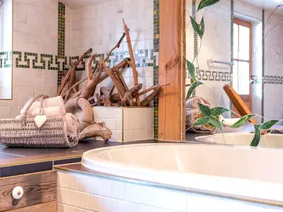 Riesiges Bad mit Sauna, Badewanne, Dusche und WC