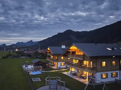 activechalets außen von Osten von oben Dämmerung