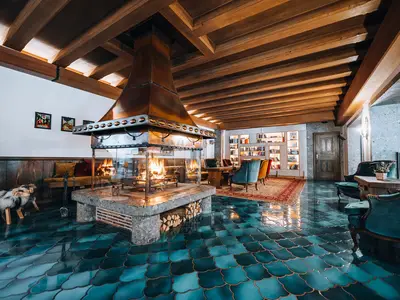 Kaminzimmer mit Bibliothek