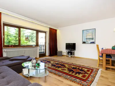 Großer Wohnbereich mit Balkonzugang