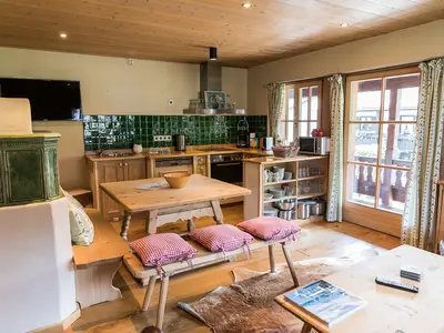 gemütliche Wohnküche mit Esstisch am Kachelofen