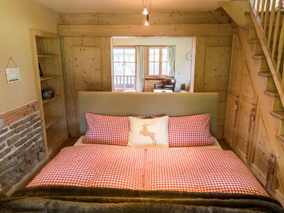 Schlafzimmer mit Aufgang zum Schlafboden