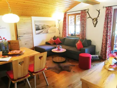 Ferienwohnung "Almgenuss": idyllischer Wohnraum mit kuscheligen Wohlfühl-Sofa...