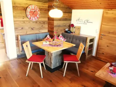 Ferienwohnung "Almgenuss": idyllischer Wohnraum mit schicker Essecke...