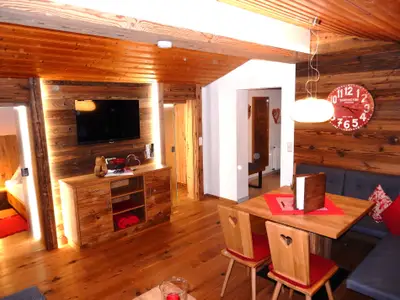 Ferienwohnung "Almgenuss": idyllischer Wohnraum mit Flachbild-TV...