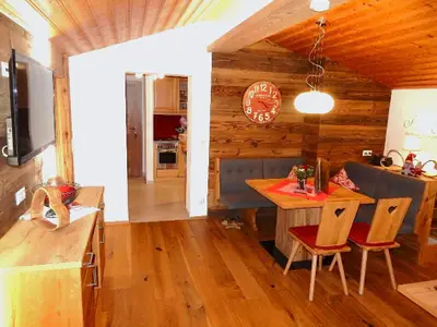 Ferienwohnung "Almgenuss": idyllischer Wohnraum mit Blick in die Küche...