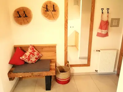 Ferienwohnung "Almgenuss": Eingangsbereich mit einladender Garderobe...
