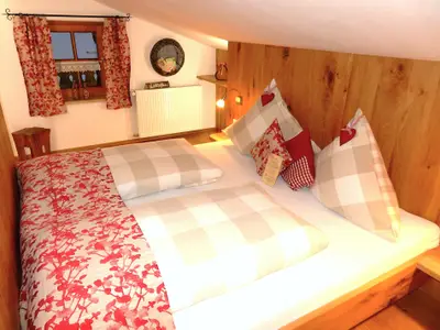 Ferienwohnung "Almgenuss": kuscheliger Schlafraum mit Doppelbett...