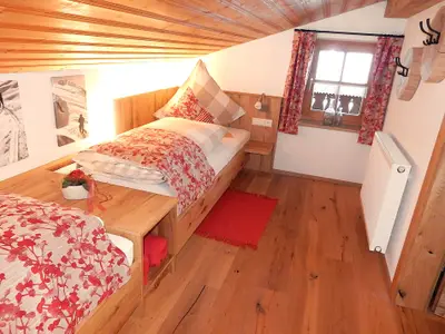 Ferienwohung "Almgenuss":  kuscheliger Schlafraum mit 2 Einzelbetten, optimal für Kinder...