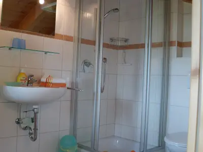 Badezimmer mit Dusche