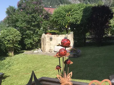 unser Garten mit Steinbrunnen